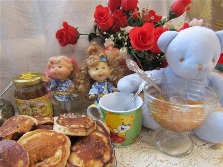 Вкусные у бабушки блинчики-оладушки. С маслом и с вареньем, со сметаной съем я