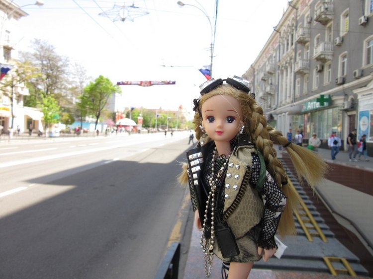 Первое мая. Сложно быть бунтарем, когда ты - милая девочка