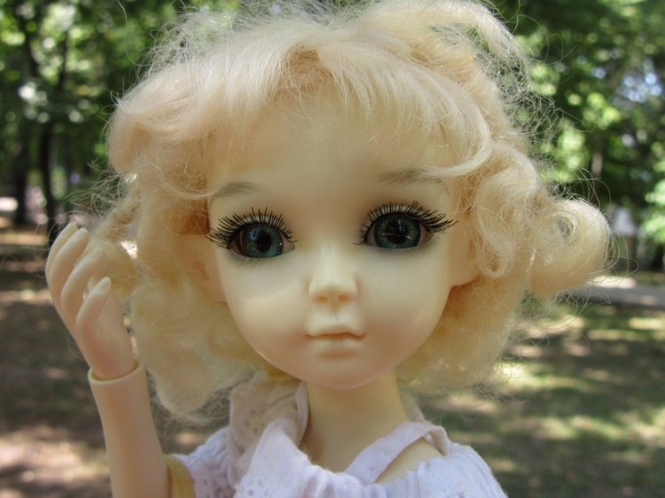 По дороге летним днём Магдалена шла с чепцом