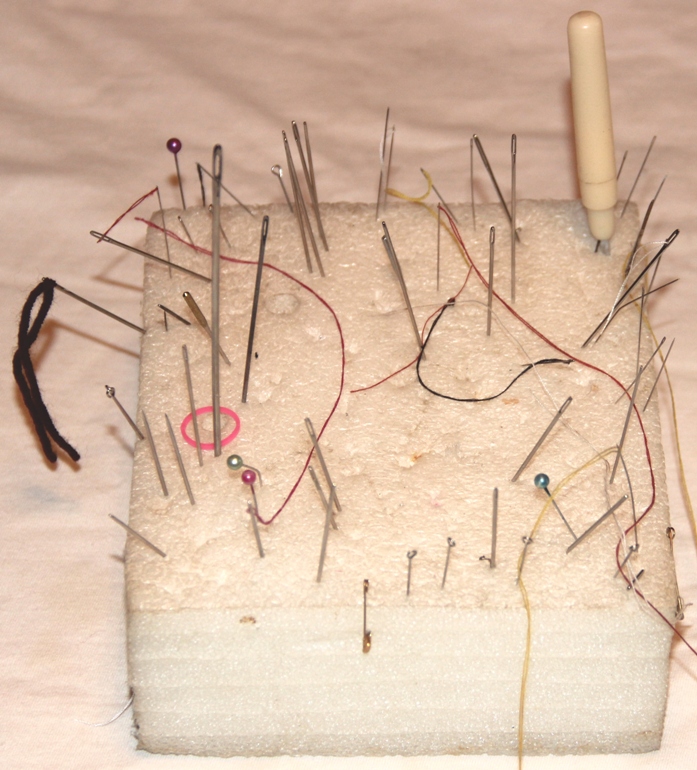 В подарок всем мастерицам сайта – идейка! Удобная, практичная, безопасная игольница – мастерим быстро. МК (фото 5)