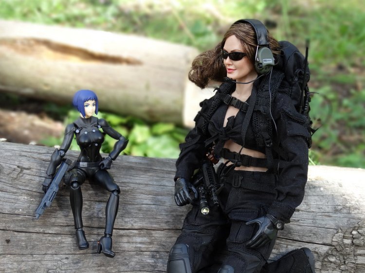 Вот какие бывают у девочек игры! Девушка-стрелок от VERYCOOL и шарнирная фигурка от figma