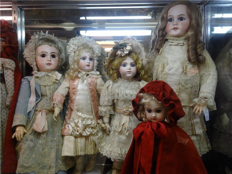 Я в своей жизни никогда не видела столько антикварных кукол. Фото