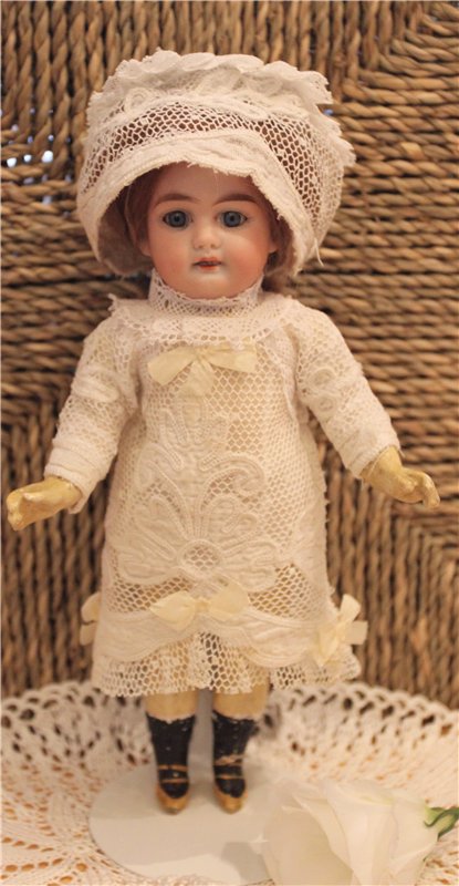 Новый наряд мигнонетт. Антикварная куколка Armand Marseille