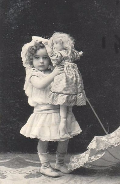 Старый фотоальбом. Девочки и куклы - продолжение