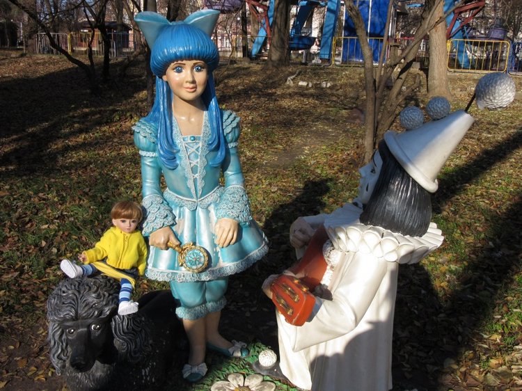 Утренняя прогулка в парке Горького с Соломоном и Анхен, или О сложностях гуляния с собакой и куклой одновременно