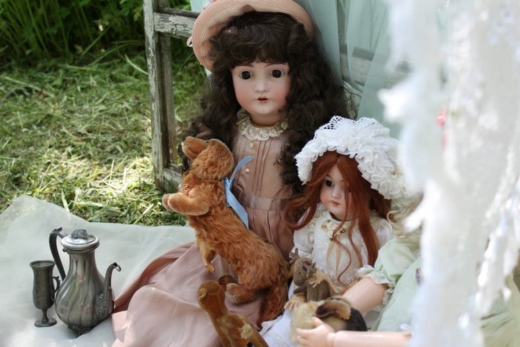 Сестрёнки Кестнер на прогулке (фото 10)