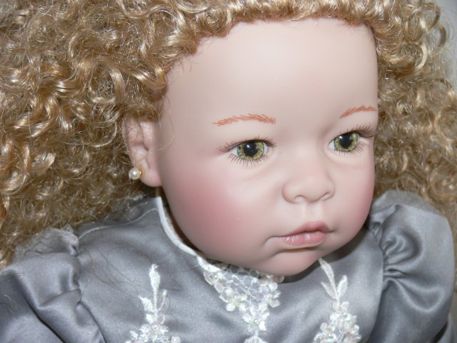 Необыкновенно красивая девушка Harvest Ball, Lee Middleton