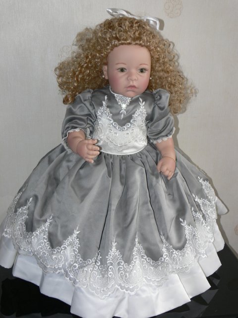 Необыкновенно красивая девушка Harvest Ball, Lee Middleton