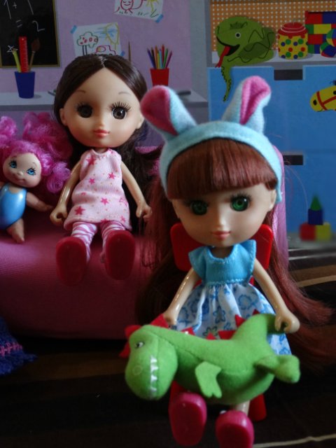 Хорошо, когда у мамы столько кукол и домик для них