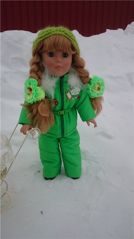 Мы в костюмчиках стоим,скоро Вас мы навестим!Открывайте ворота,выбегает детвора