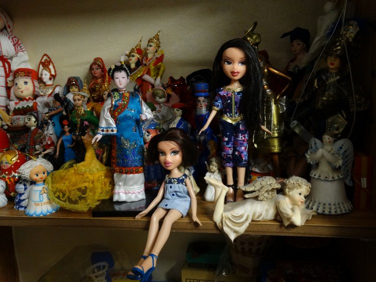 Новенькие жители. Куклы Bratz