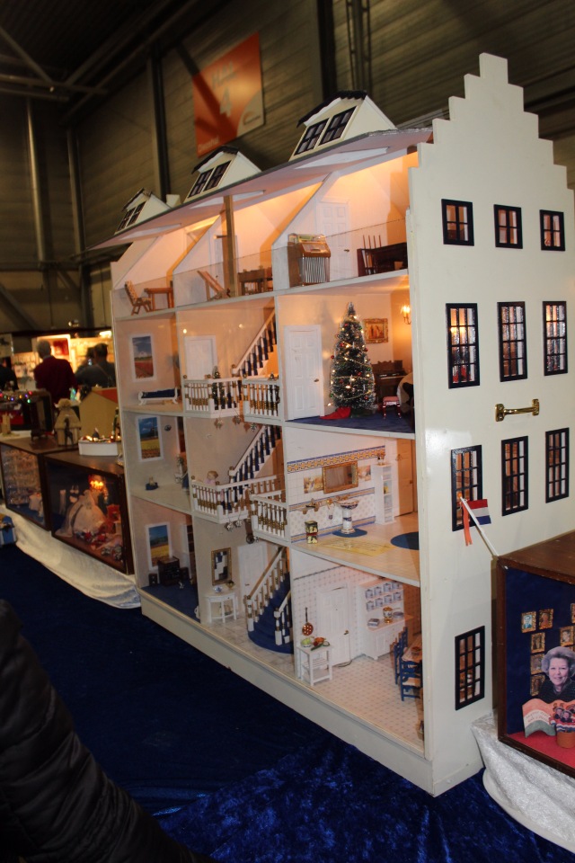 Все на выставку! Кукольные домики и миниатюра