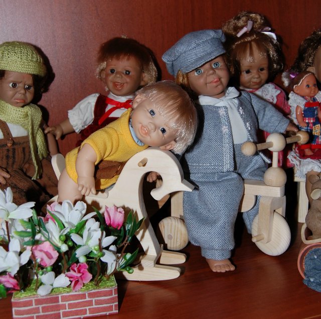 Куклы на полочке — Характерные испанские куклы: пупсы с мимикой