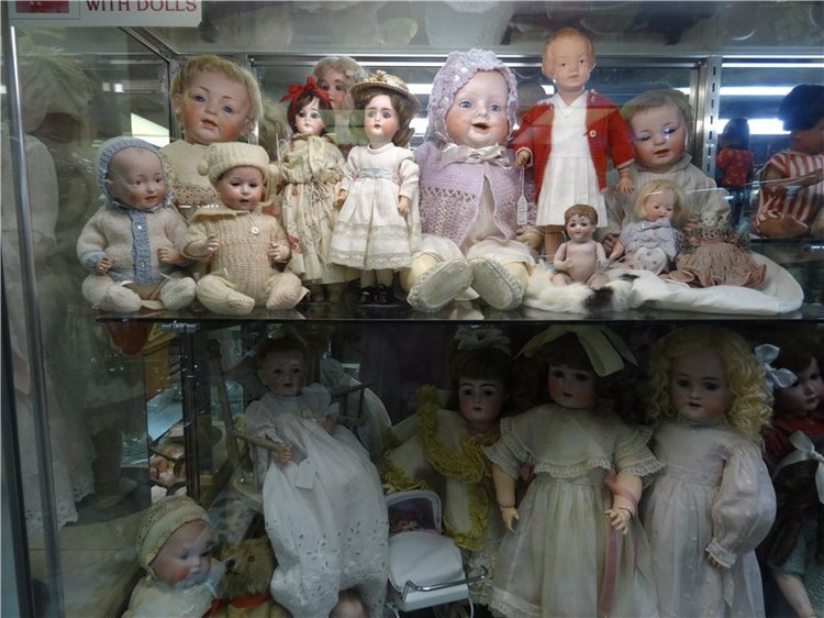 Я в своей жизни никогда не видела столько антикварных кукол. Фото