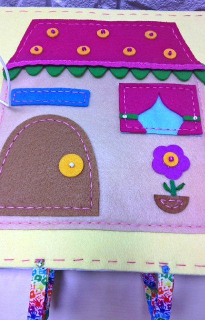 Кукла под подушкой, мамина любовь и кукольный домик-книжка для куклы из фетра | Бэйбики Кукла под подушкой, мамина любовь и кукольный домик-книжка для куклы из фетра (фото 4)