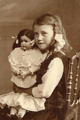 Старый фотоальбом. Девочки и куклы - продолжение