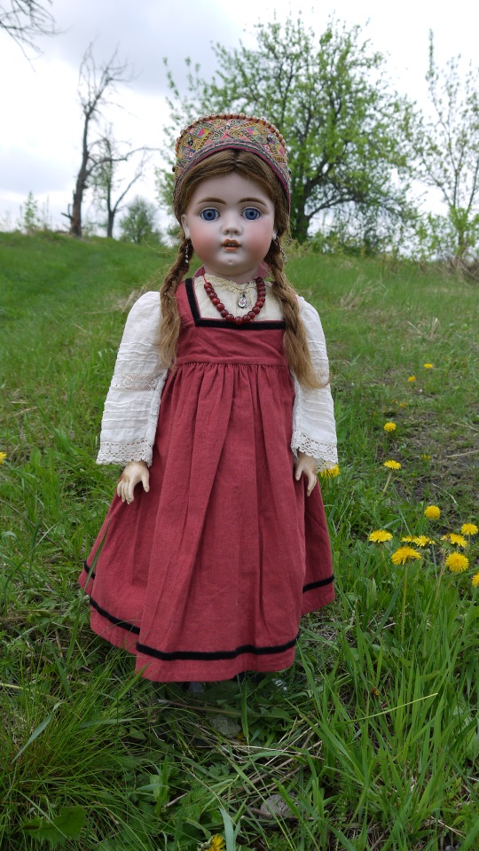 Старый сад и старая антикварная кукла