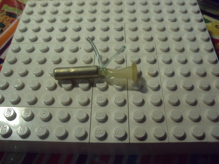 Как быстро уложить спать малыша, потерявшего соску с магнитиком (или: бутылочка - своими руками из подручных средств)