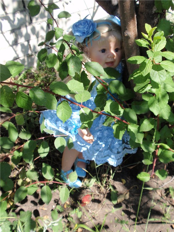 Растет в поле ягодка-малинка, а у нас живет Полинка))) Переодеваемся снова)))