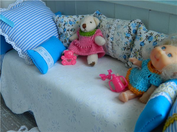 "Кукла превращается..превращается кукла... в очаровательную девочку... с глазами цвета неба...!"