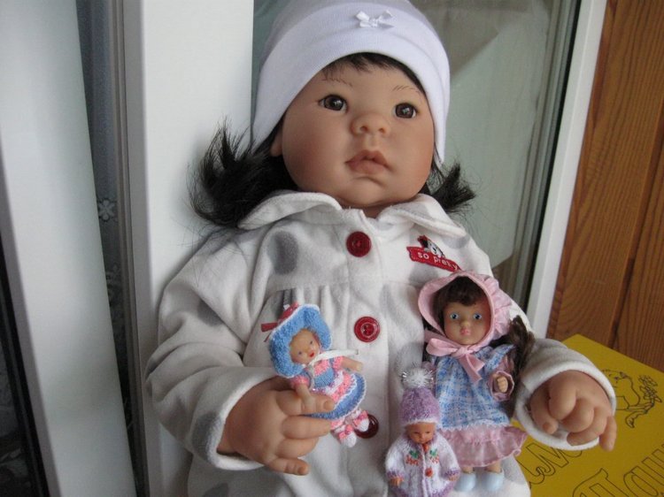 Азиаточка Миддлетончик и её любимые игрушки