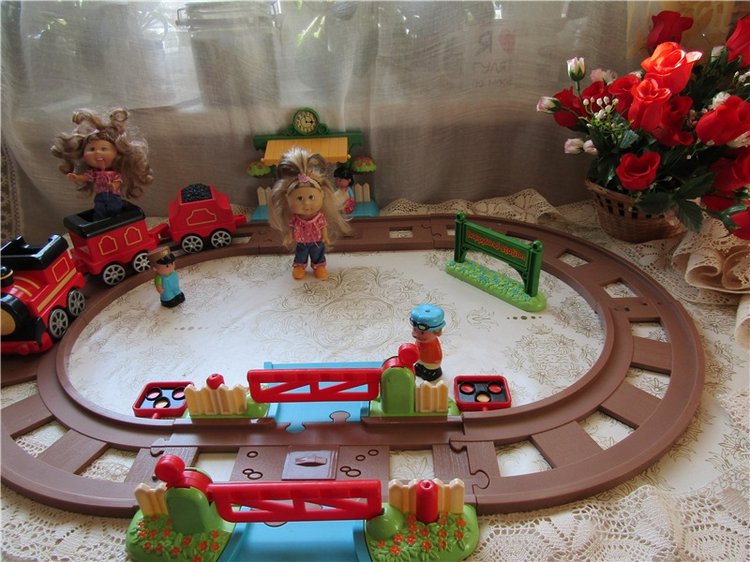 Под весёлый стук колёс мчит по рельсам паровоз. Дым пуская на лету, паровоз гудит: ту – ту