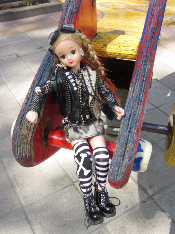 Первое мая. Сложно быть бунтарем, когда ты - милая девочка