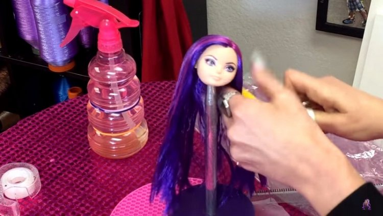 Выстригаем красиво чёлочку кукле