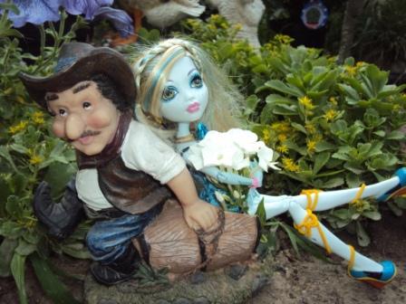 Monster High: Как две красавицы гулять в сад ходили