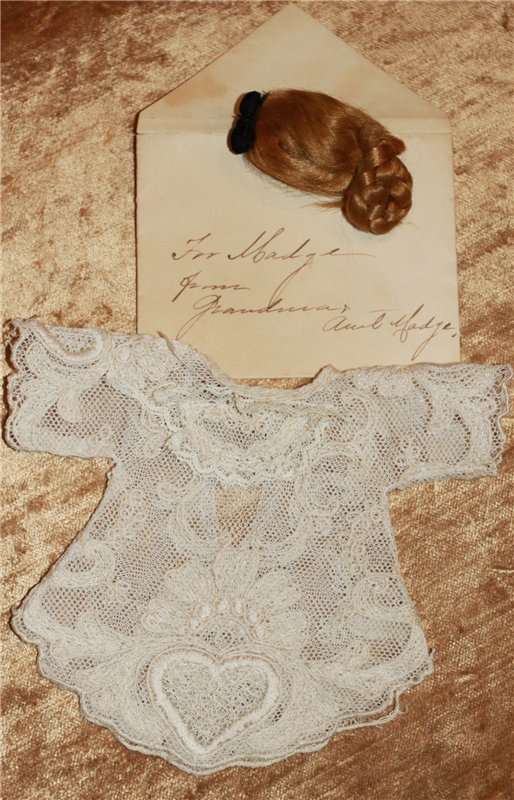 Подарки куклятам. Антикварное платье и парик