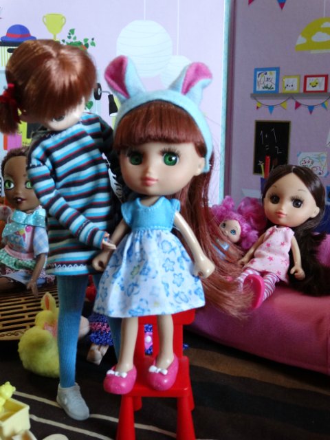 Хорошо, когда у мамы столько кукол и домик для них