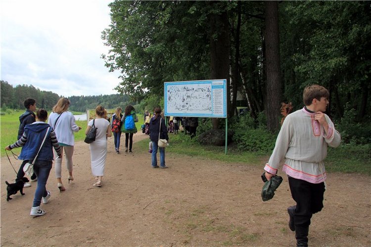 Троицкие гуляния у деревни Василёво, часть первая. Архитектурно-этнографический музей под открытым небом "Василёво"