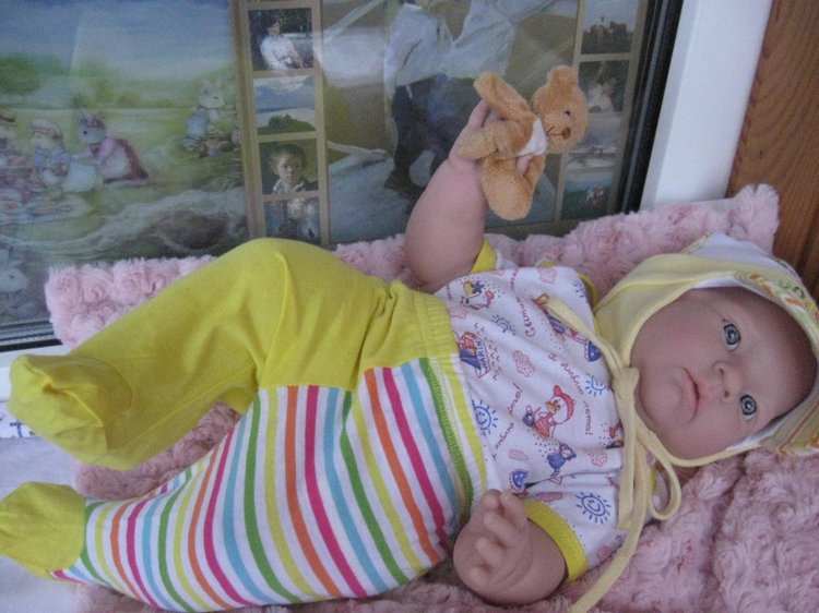 Маленькая Евочка любит наряжаться