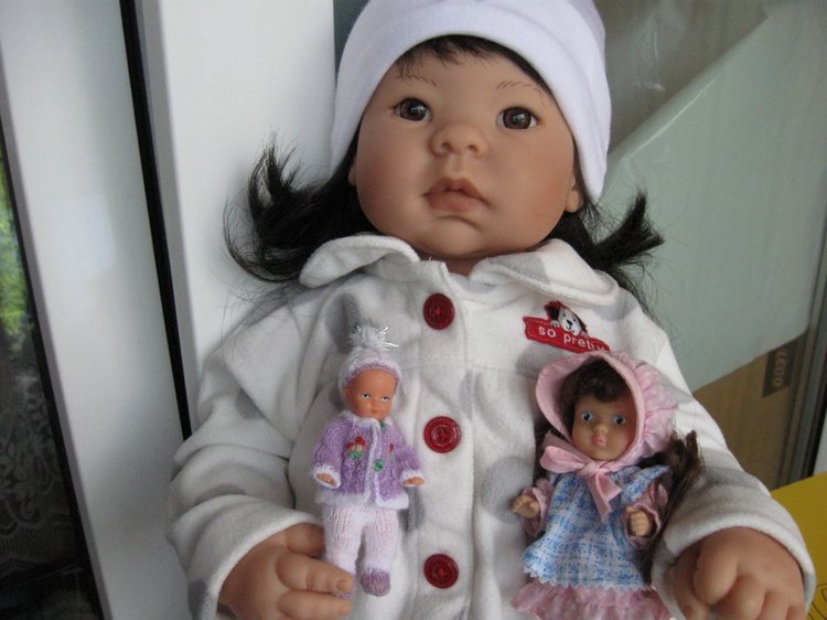 Азиаточка Миддлетончик и её любимые игрушки