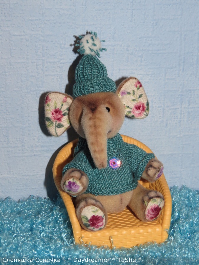 И теперь уже второй слоненок... и снова девочка