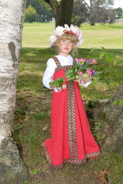 Мне березка нравится - ведь обе мы красавицы! Листья тихо шелестят, меж собою говорят