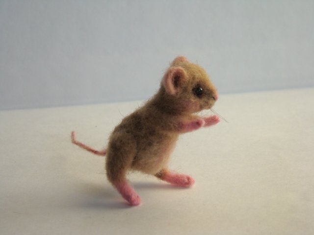 Шустрый гость. Авторская игрушка валянием из шерсти Ольги Чернухо (фото 7)