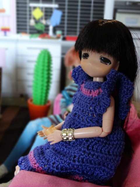 Хорошо, когда у мамы столько кукол и домик для них (фото 10)