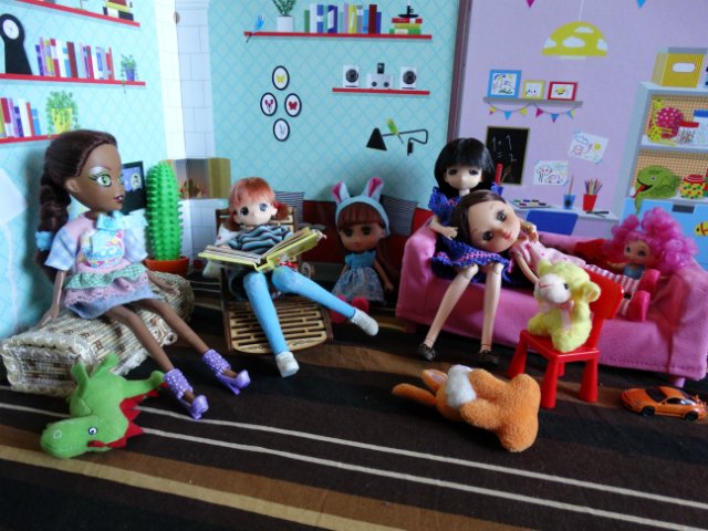 Хорошо, когда у мамы столько кукол и домик для них