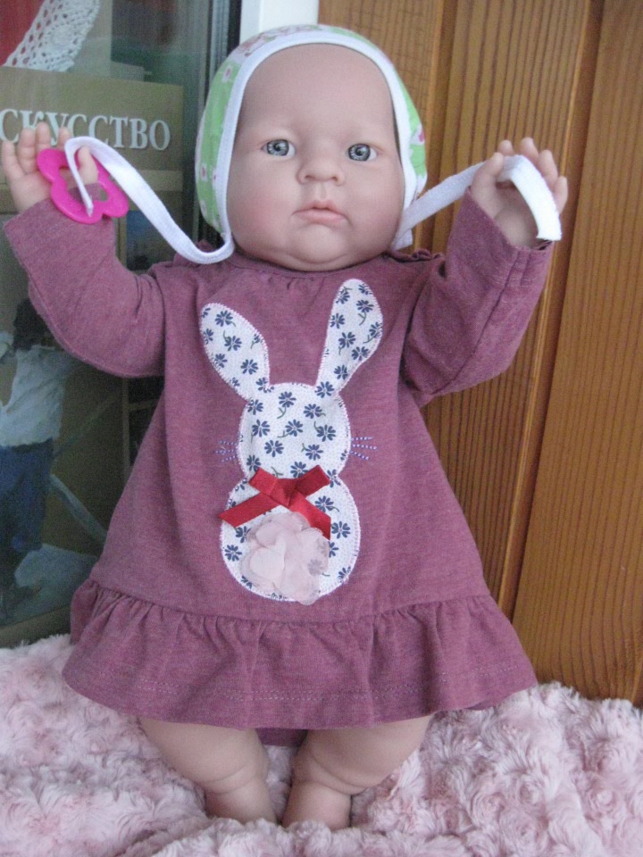 Маленькая Евочка любит наряжаться