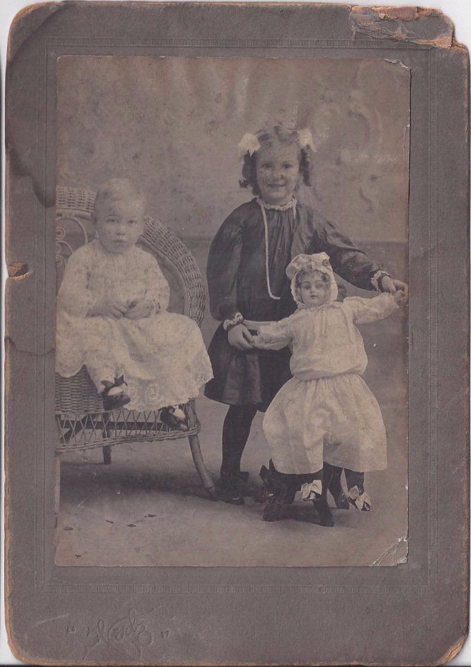 Cтаринные фотографии девочек с куклами (фото 3)