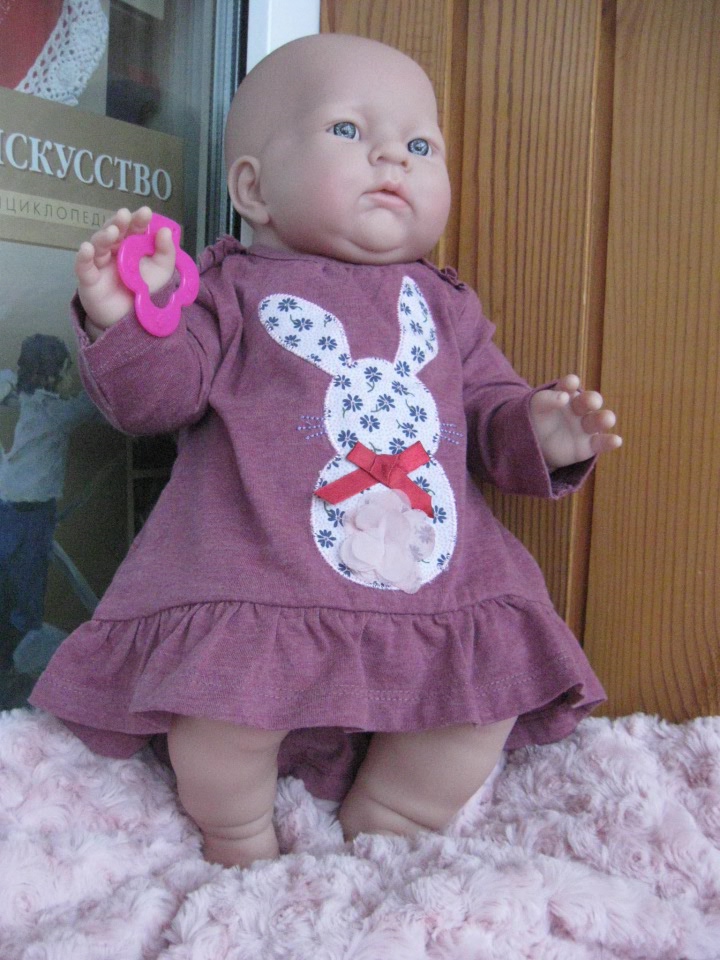 Маленькая Евочка любит наряжаться