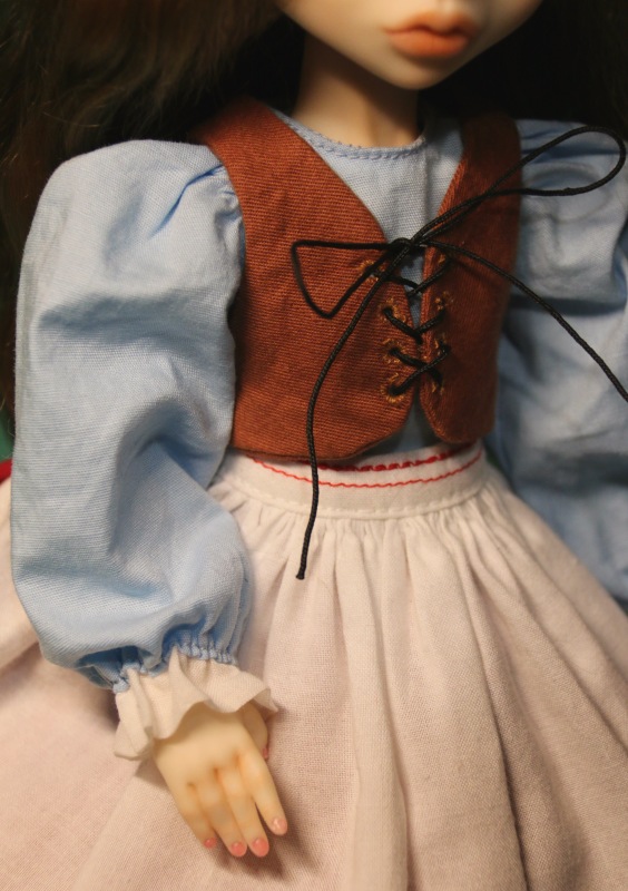 Шарнирная кукла Красная Шапочка: детали образа (фото 2)