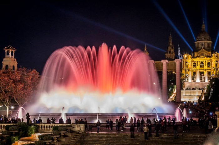 Шоу поющих фонтанов в Барселоне - окунемся с головой