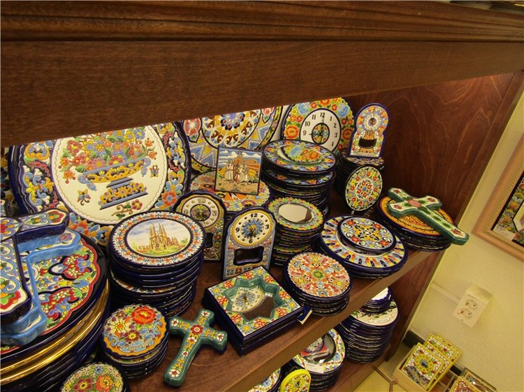 Капустка в посудной лавке с видом на Барселону