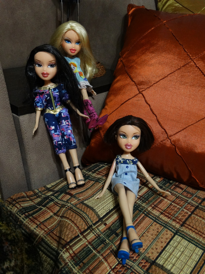 Новенькие жители. Куклы Bratz