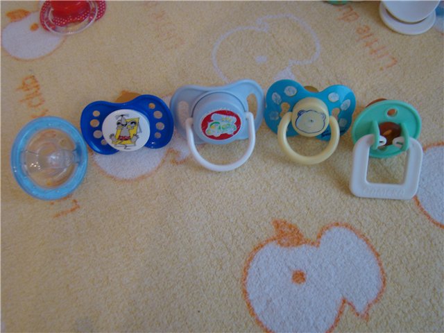 Соски-пустышки и малышки, которые их сосут