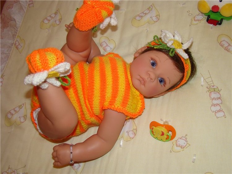 Ярче солнышка.Вязанный костюм для куколки Ли Миддлтон