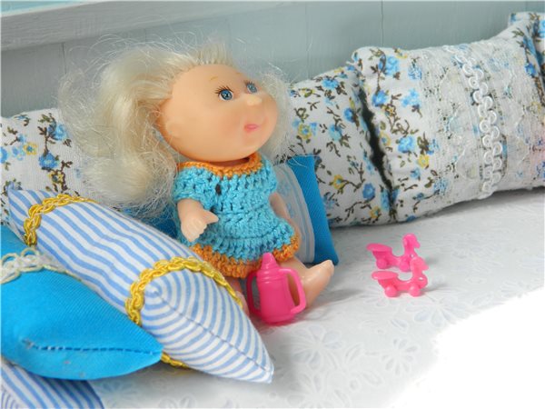 "Кукла превращается..превращается кукла... в очаровательную девочку... с глазами цвета неба...!"