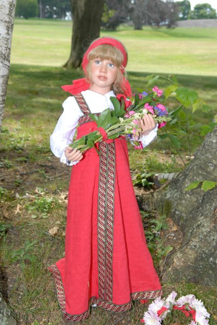 Мне березка нравится - ведь обе мы красавицы! Листья тихо шелестят, меж собою говорят